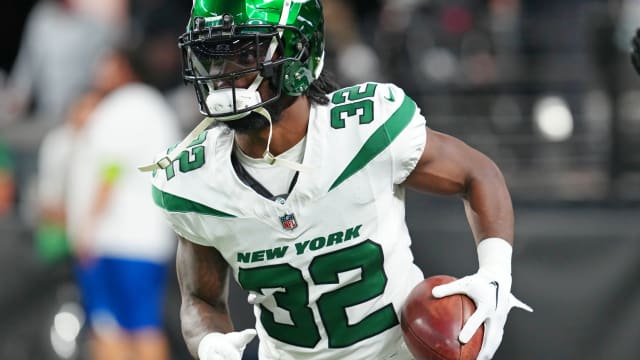 Jets' RB Michael Carter (32) warms up in Las Vegas